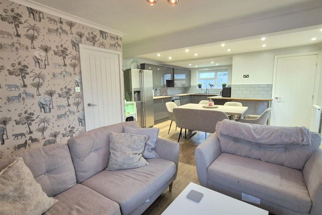 28 Sharpley Avenue, Coalville photo 2