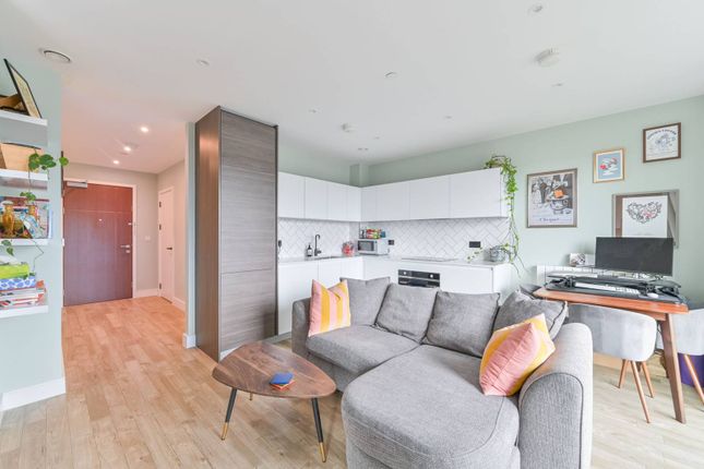 Studio flat on Pegler Square, Kidbrooke, £325,000