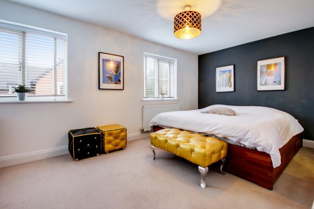 12, Wychwood Place, Crawley photo 3