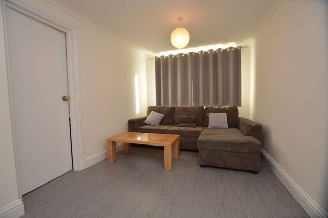 (LettsPay) Flat 2, 32, Albert Street, Slough photo 3