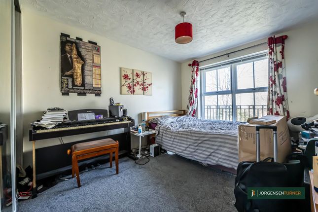 Flat to rent in Shaftesbury Gardens, London