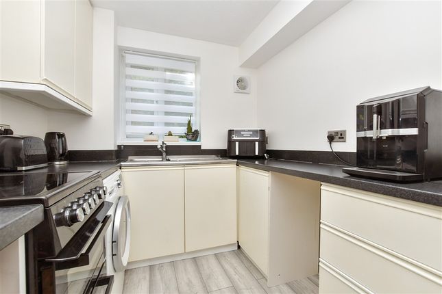 2-bed flat on Chipstead Close, Sutton, £270,000