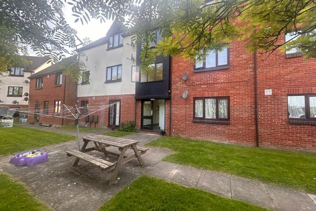 Flat to rent in Windrush Drive, High Wycombe