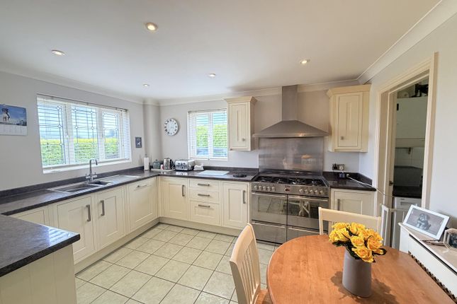 6, Hillside Close, Warminster photo 4