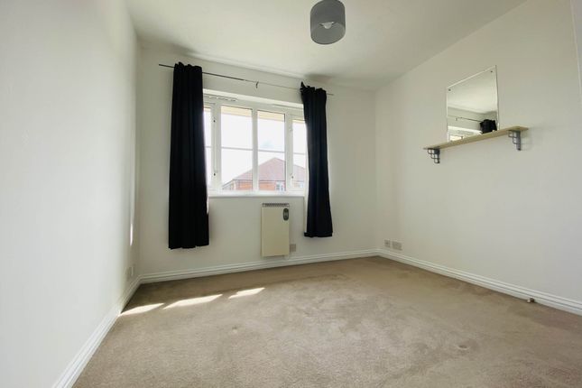 Thumbnail Flat to rent in Kensington Way, Borehamwood