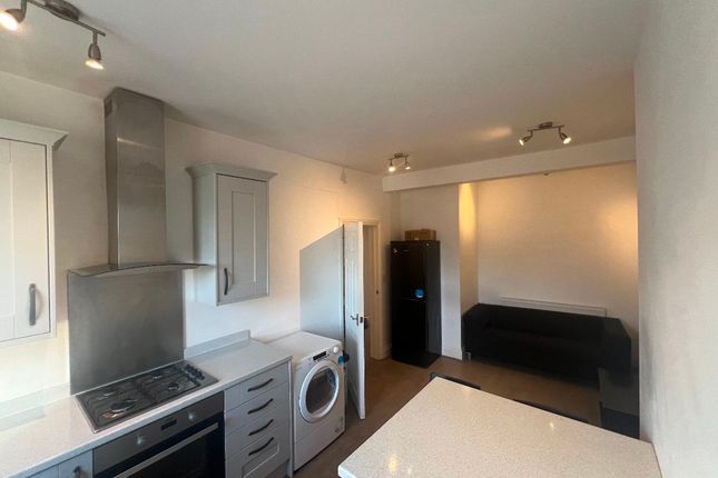 Flat 2, 14A Kingston Hill, Kingston Upon Thames photo 2