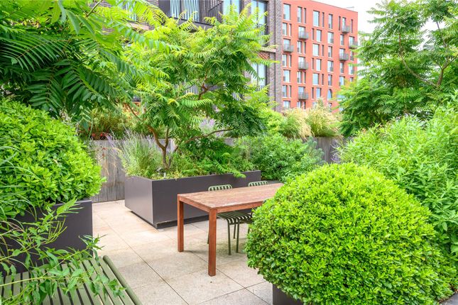 71, Fenman House, 5, Lewis Cubitt Walk, London photo 3