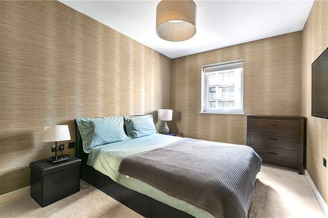 Flat for sale in Queenstown Road, London