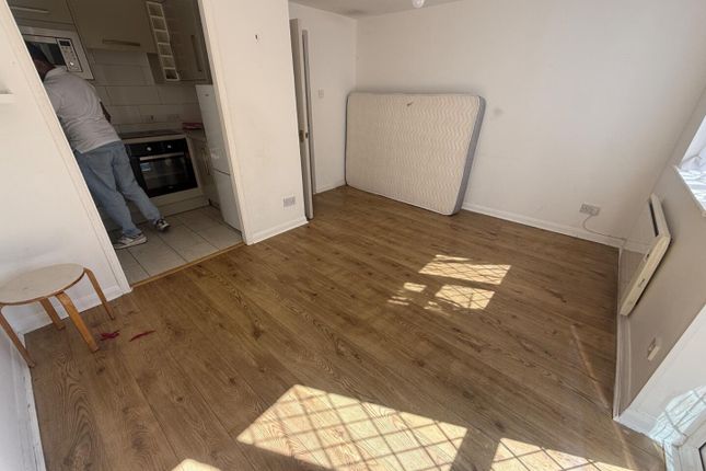 Flat 2, Henry House 62A, Grove Road, Hounslow photo 3