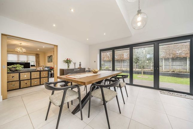 3, Kingswood Avenue, Hampton photo 4