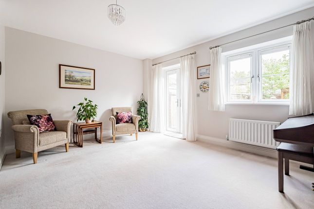 18, Oaks Lane, Leatherhead photo 2