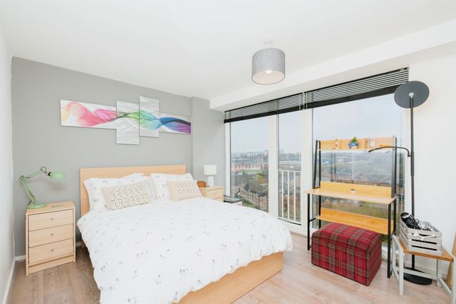 Flat for sale in The Avenue, Leeds