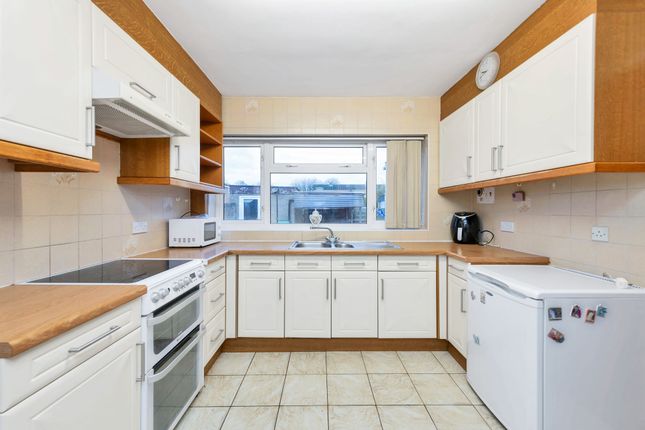 30 Bells Meadow, Royston photo 3
