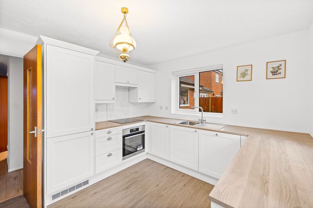 39, Wellington Way, Horley photo 3
