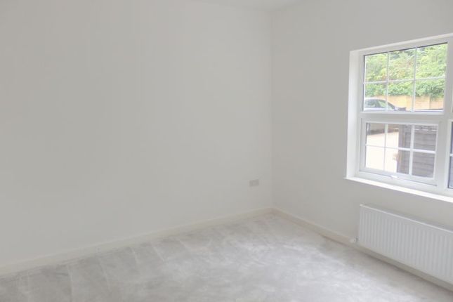 Flat 2 4, Sutton Lane, Banstead photo 3