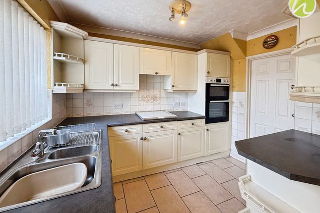 1 Coxes Close, Stanford-Le-Hope photo 3