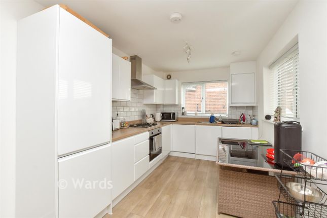 5, Lucas Close, Sheerness photo 4