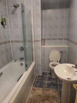 Flat to rent in Serviced Accommodation Kilburn - Cedar Lodge, Exeter Road, London