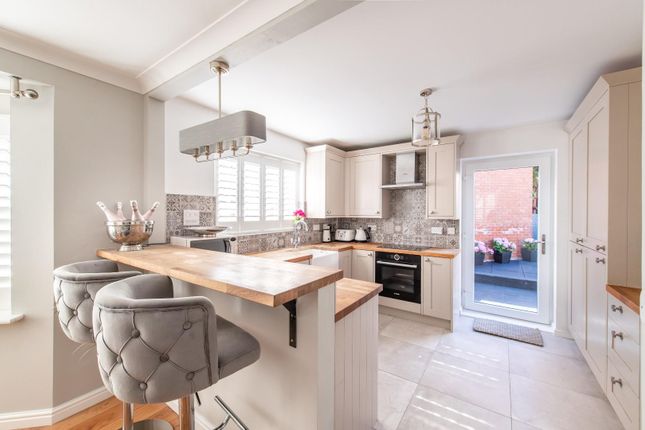 Kitchen/Breakfast Bar