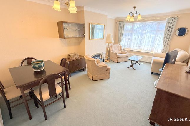 16, Moorhurst Avenue, Waltham Cross photo 2
