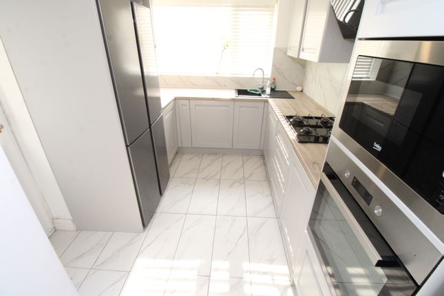 27, Tenth Avenue, Luton photo 5
