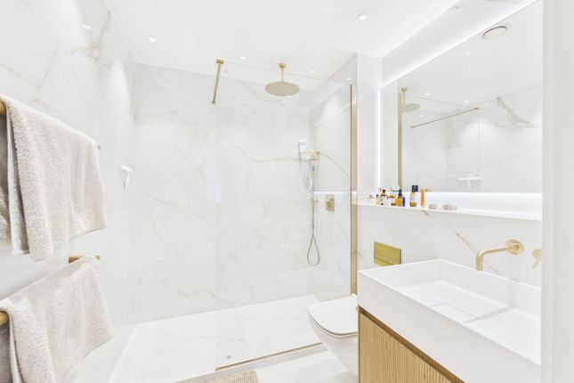 Flat 29, Titan Court, London photo 4