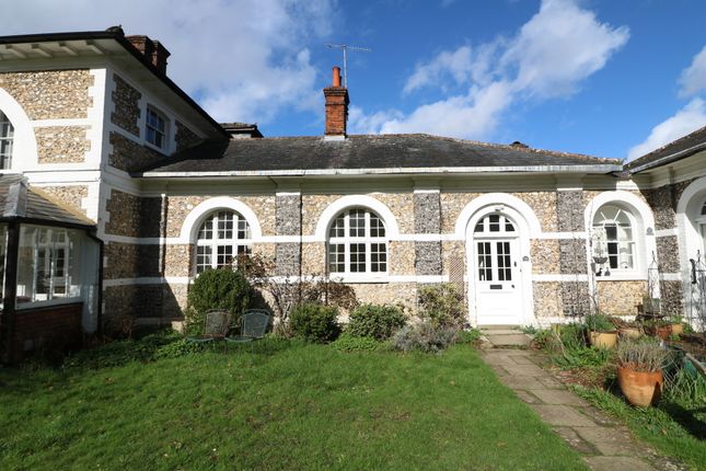 Cottage to rent in Castle Gardens, Dorking