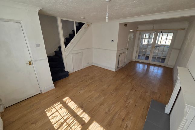 302, LUTON photo 2
