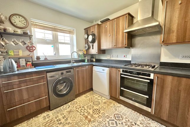 32, Gomer Road, BAGSHOT photo 4