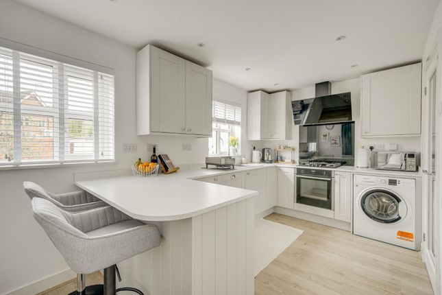 7, Manor Close, Milton Keynes photo 3