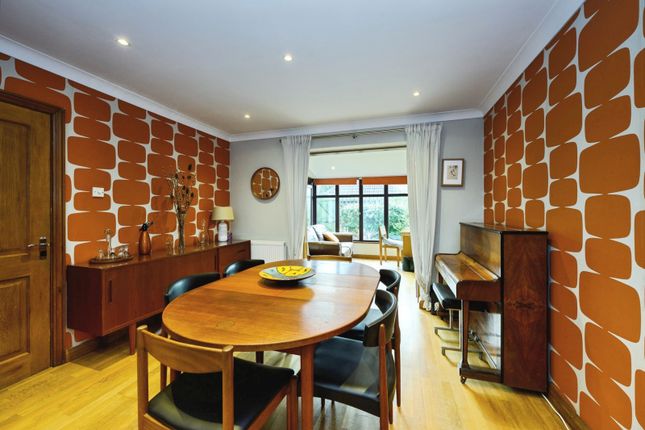 14, Dents Grove, Surrey photo 4