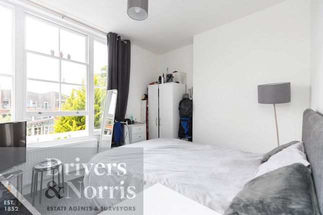 Flat to rent in Hilldrop Road, Holloway, London