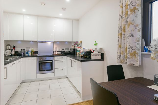 29 Avershaw House, Chartfield Avenue, London photo 4