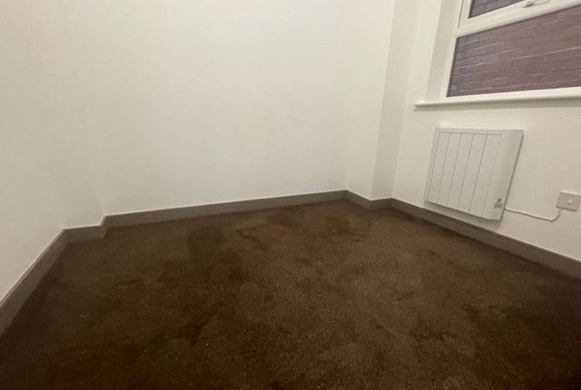 Flat to rent in Rothesay Road, Luton