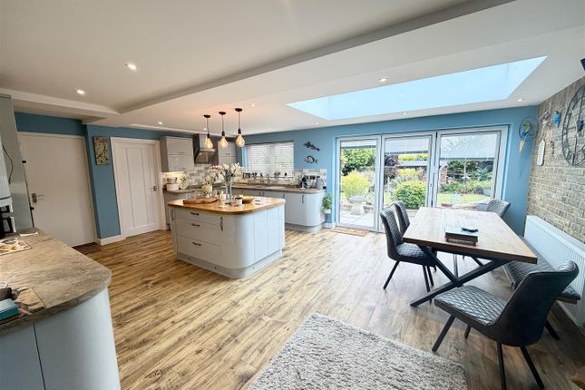 13, Chestnut Springs, Swindon photo 2