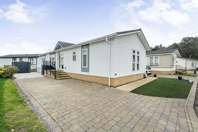 2-bed caravan on Oakwood Court,2 The Pines, Hogmoor Road, Bordon, £240,000