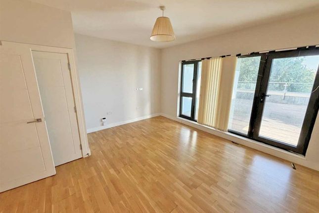 Staines Road West, SUNBURY-ON-THAMES photo 2