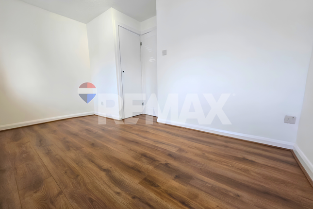 21, Widgeon Close, London photo 4
