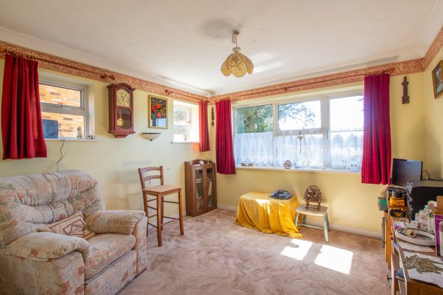 13, Mapledurham Drive, Reading photo 4