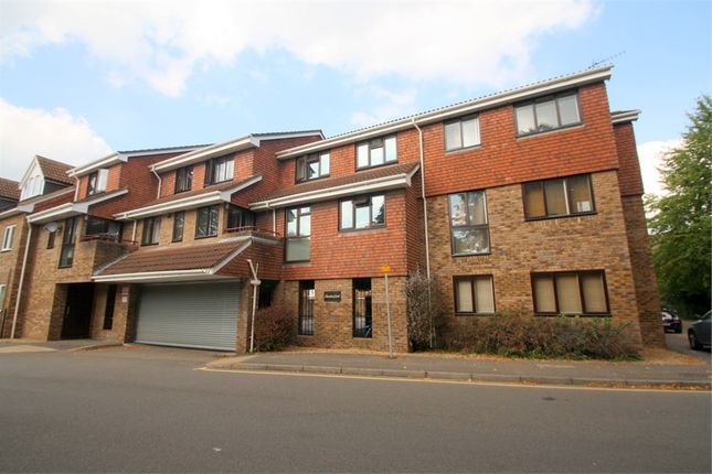 Flat to rent in Dunstan Court, Leacroft, Staines-Upon-Thames