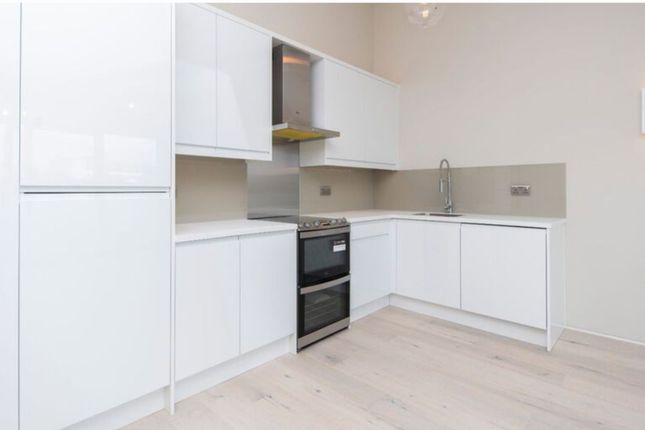 Flat to rent in Lambton Road, Raynes Park, London