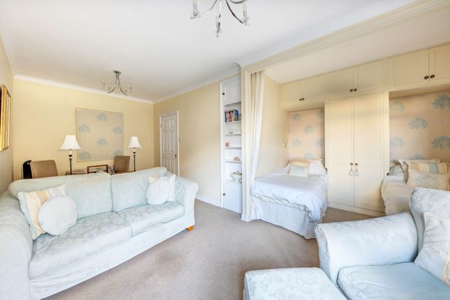 2 Norland Square Mansions, Norland Square, London photo 4