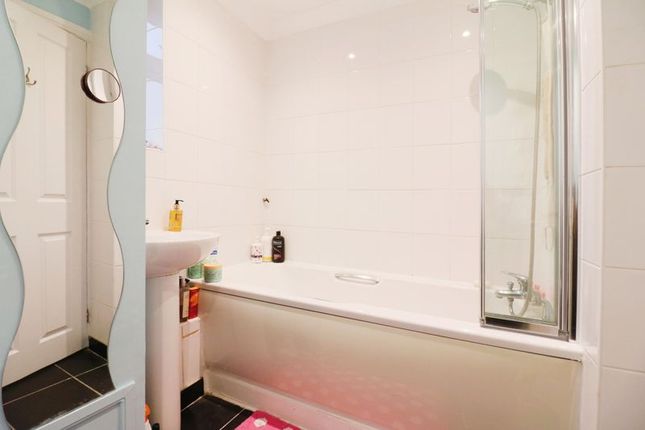 Flat for sale in Wilford Road, Langley, Slough