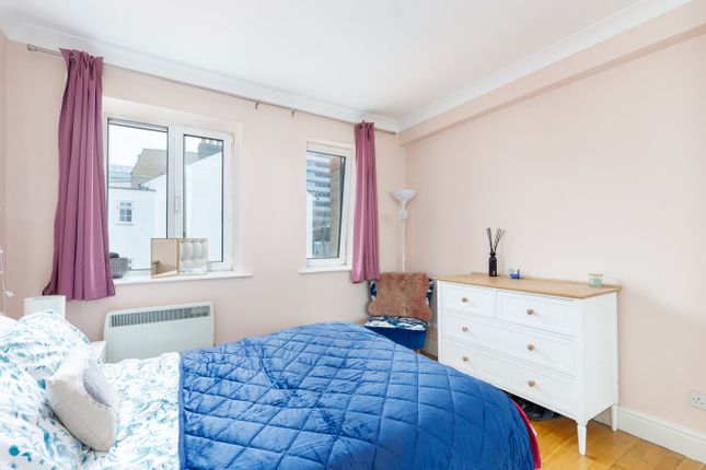 Flat for sale in Chiswick Court, Silver Crescent, Gunnersbury, Chiswick