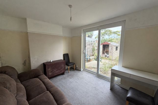 32 Lyndale Avenue, Southend-On-Sea photo 2