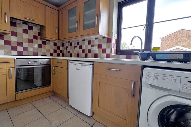 12 Bassett Court, Bassett Road, LEIGHTON BUZZARD photo 3