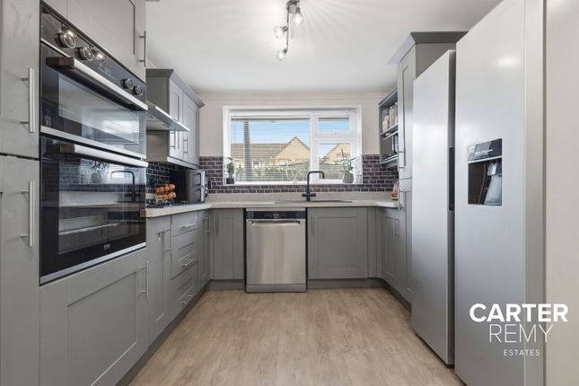 10, Douglas Close, Grays photo 2