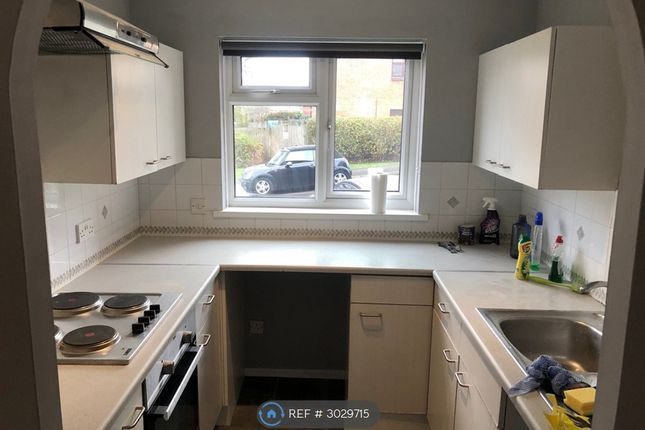 Oak Apple Court, London photo 4