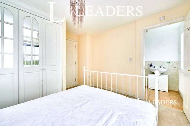 Room 4, 40, The Pastures, Takeley photo 3