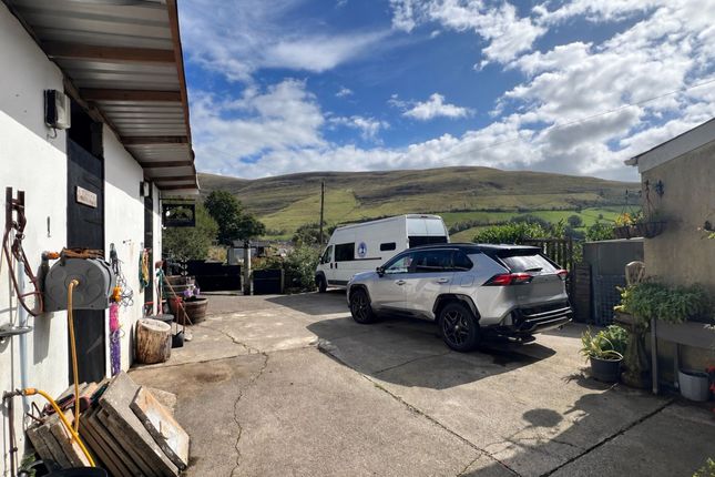 Cae Bach Bungalow Queen Street, Bridgend photo 3